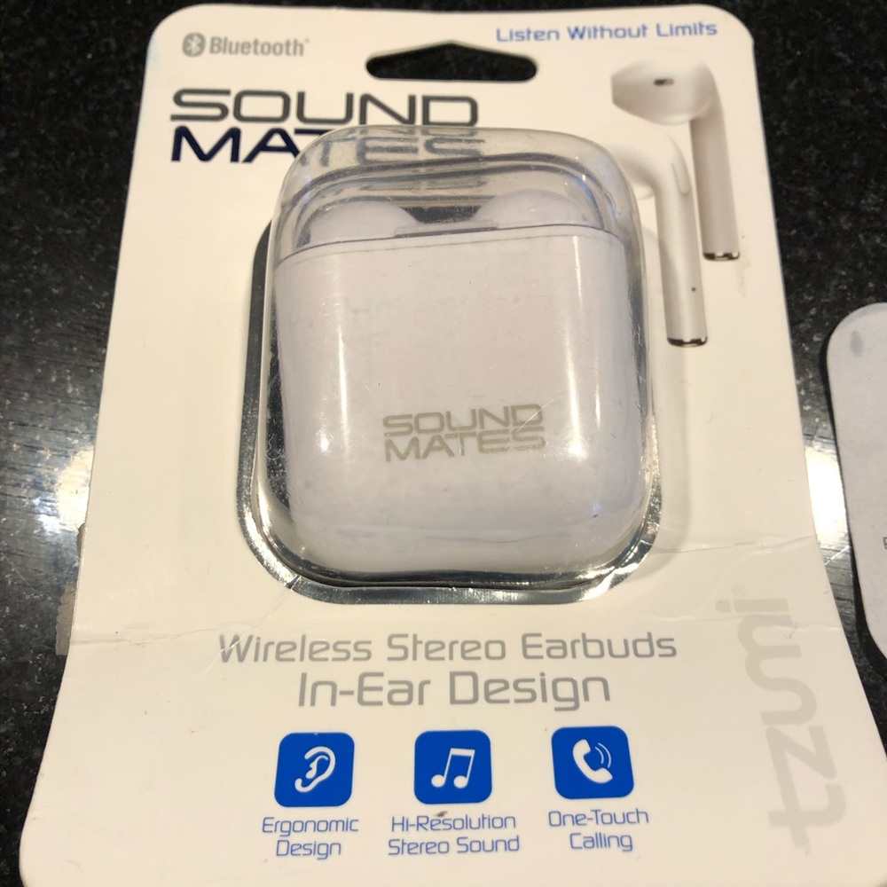 Wireless stereo earbuds